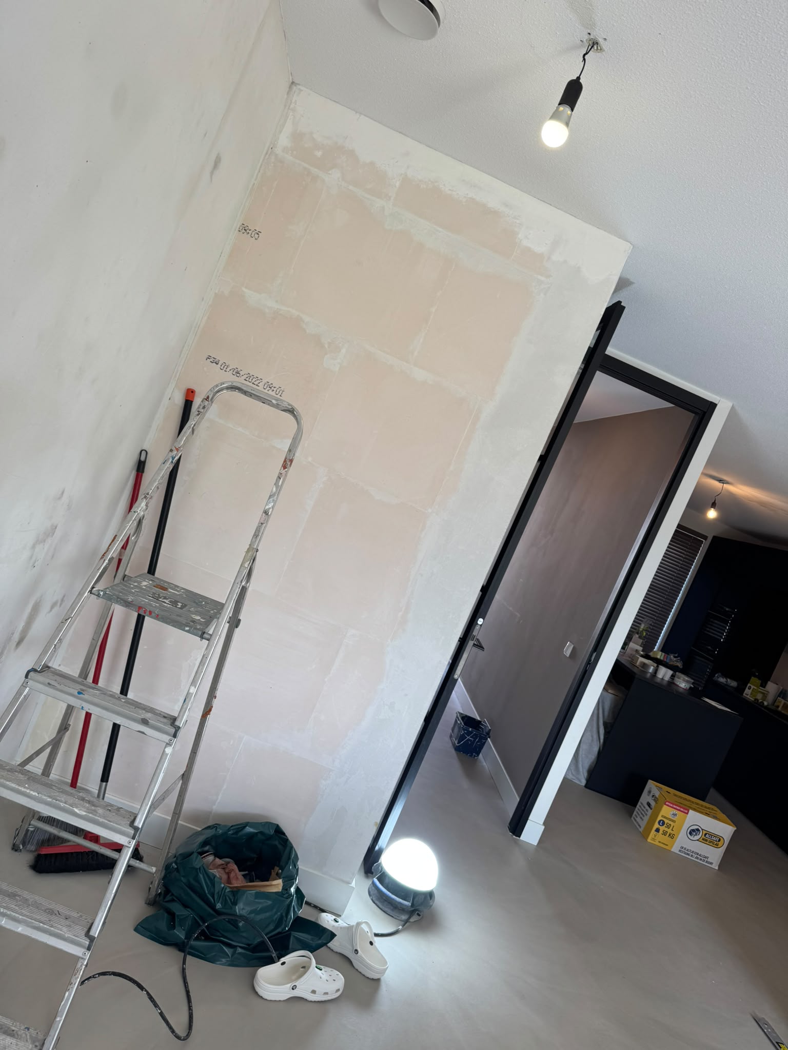 Voorbereiding van een grote binnenwand
