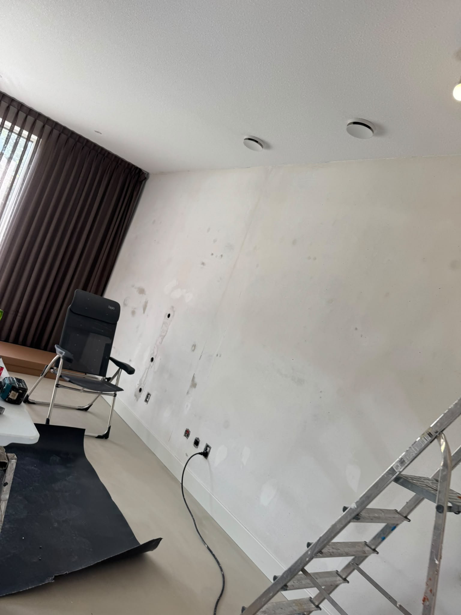 Binnenschilderwerk met ladder en afwerking
