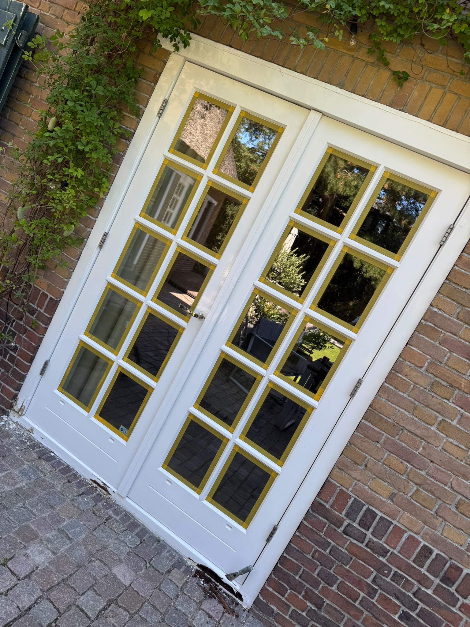 Afgewerkte witte buitendeur