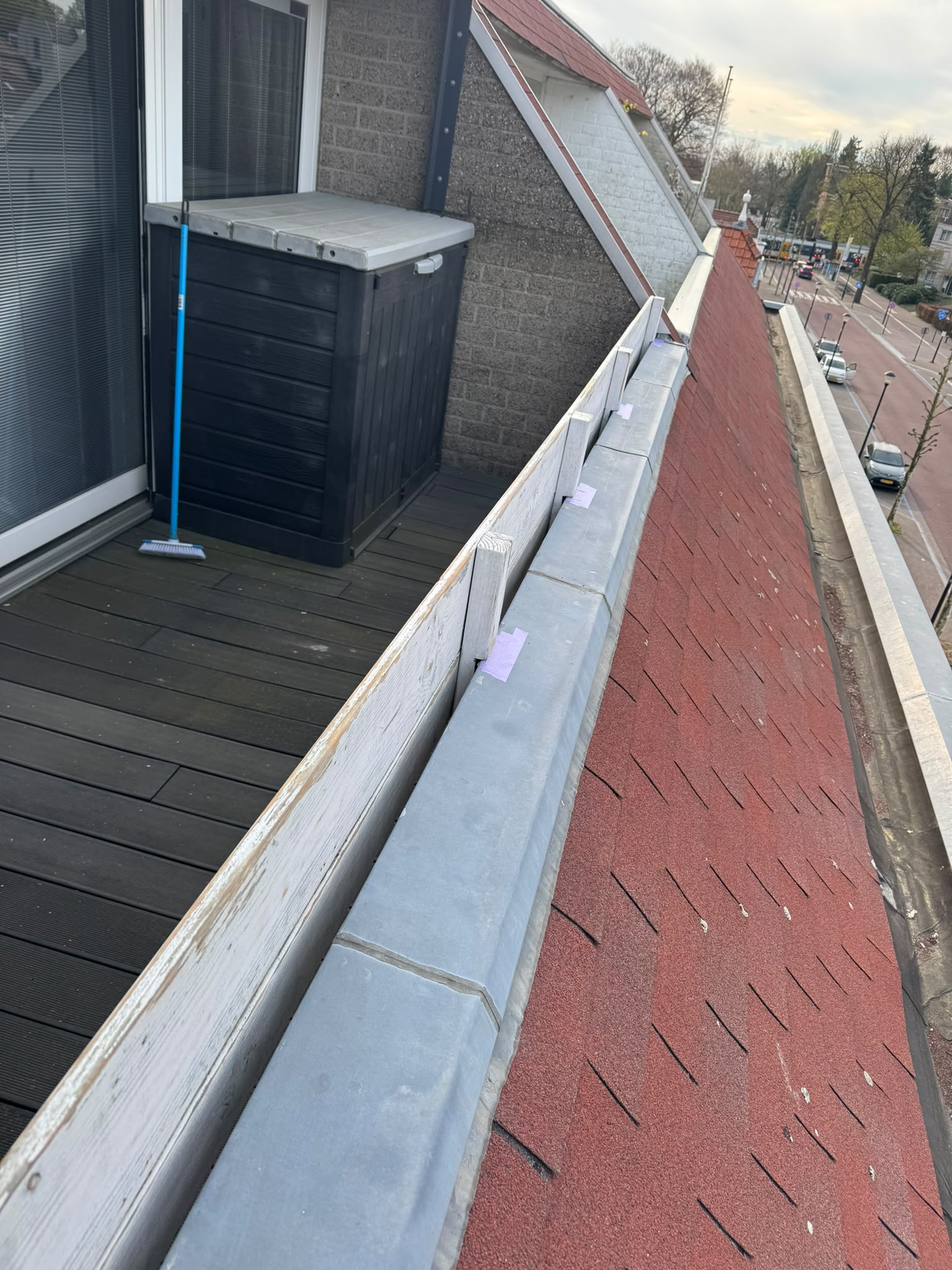 Balkon en dakrand tijdens schilderwerk