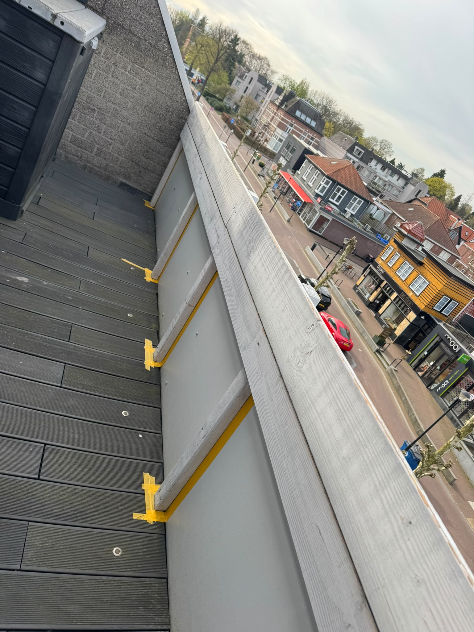 Geschilderde dakrand met uitzicht op de omgeving