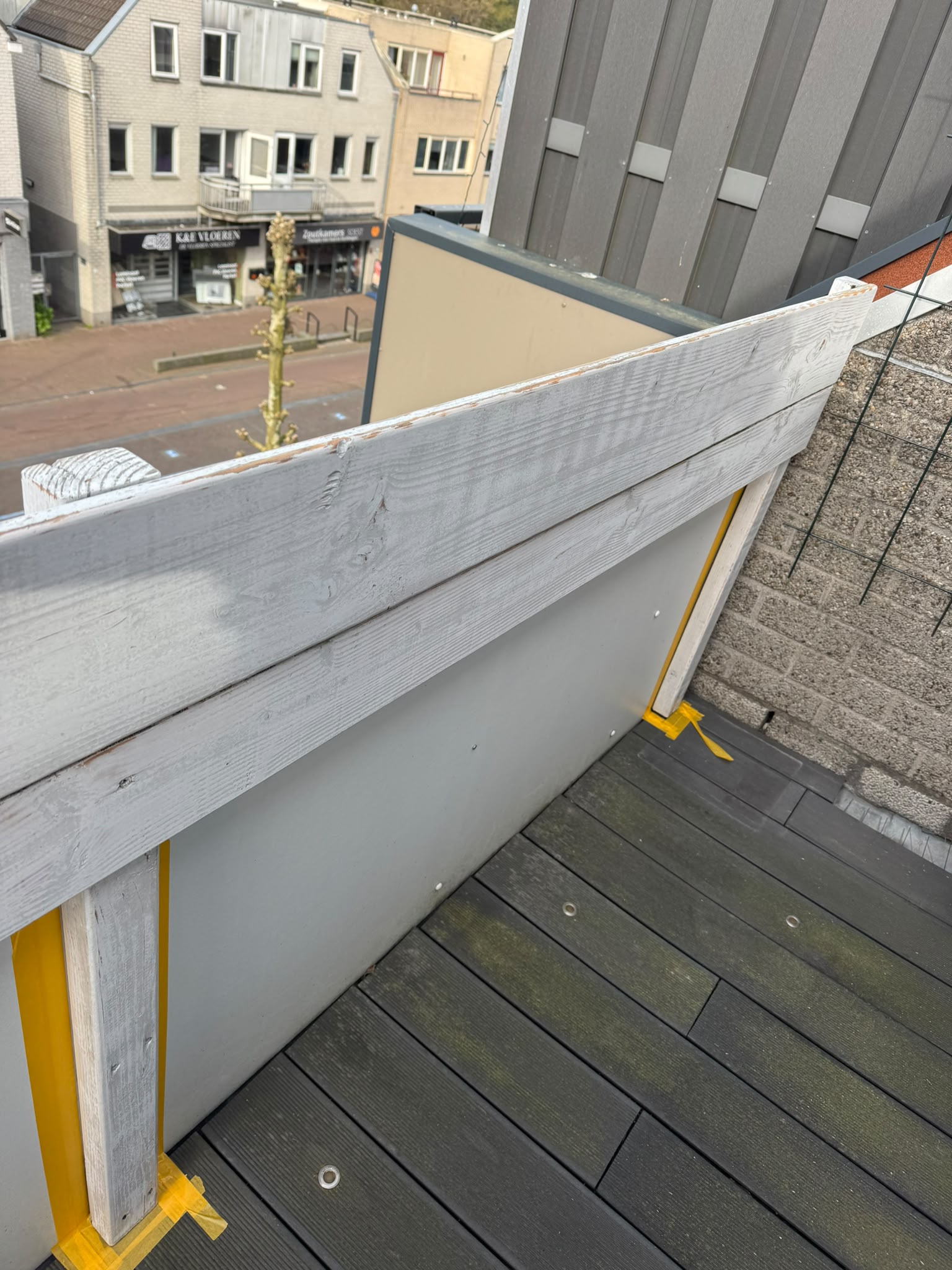 Geschilderde houten dakrand op een balkon